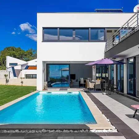 Elsa Villa *