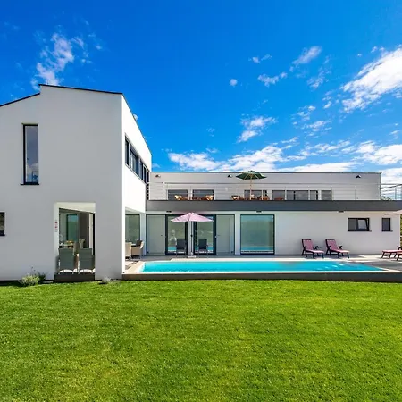 Elsa Villa *