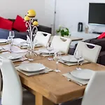 Elsa Villa *