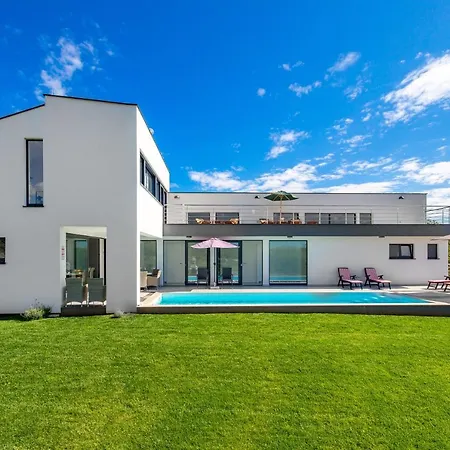 Elsa Villa *